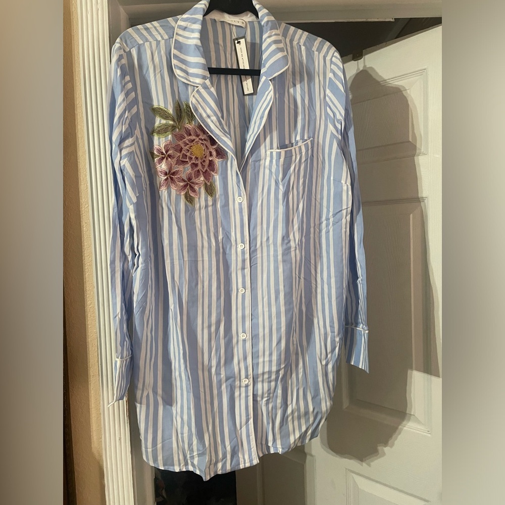 NWT SONCY Tailored striped button down with floral stitching size 1X  🌸🌹🌺 I
